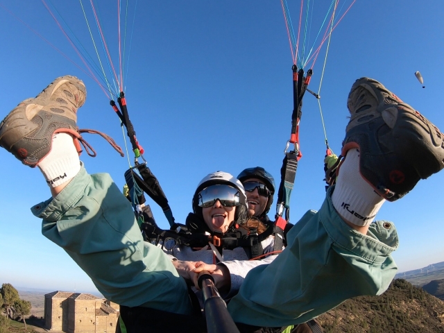  Frau beim Paragliding 