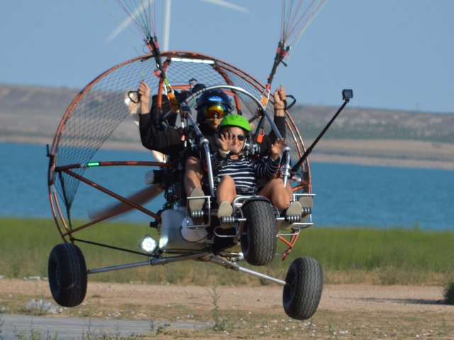 flying in paraglide 