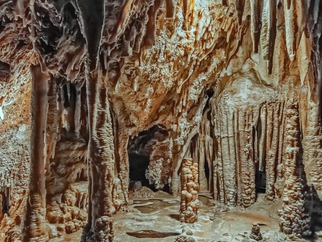 Explora las Cueva de Génova