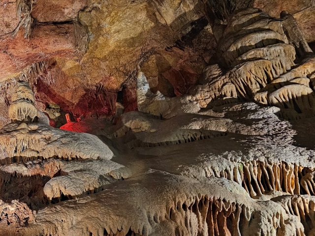 Explora los rincones de las cueva