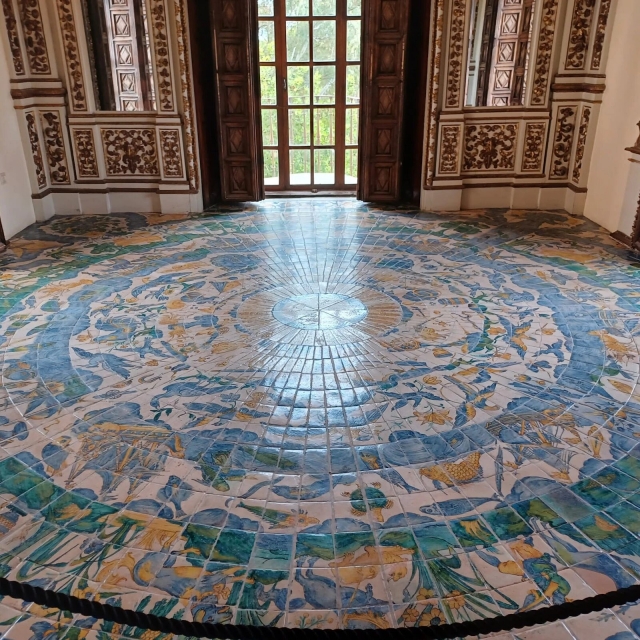 Pavimento cerámico con azulejos