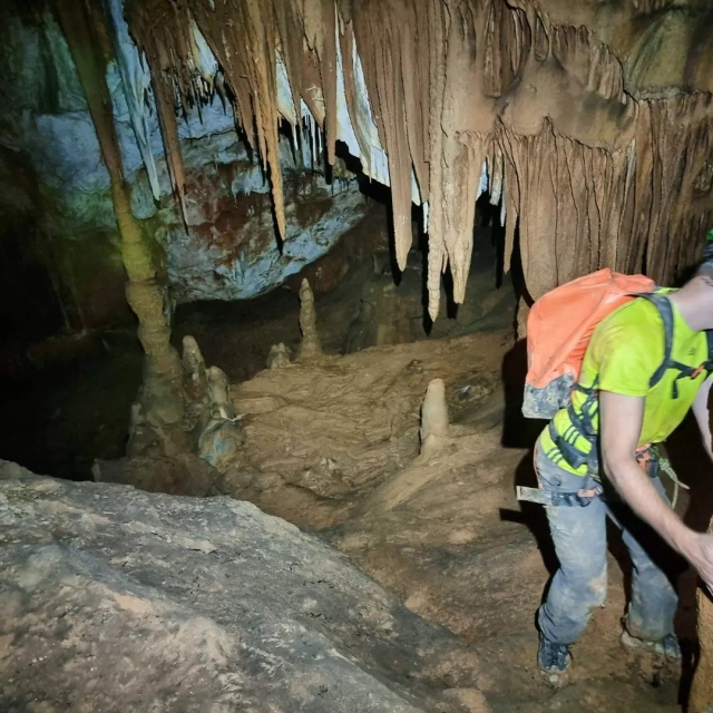 Erkundung von Stalagmiten und Stalaktiten 
