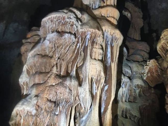 Natürliche Formationen in der Höhle 