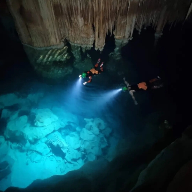  Schwimmen in einer Höhle 