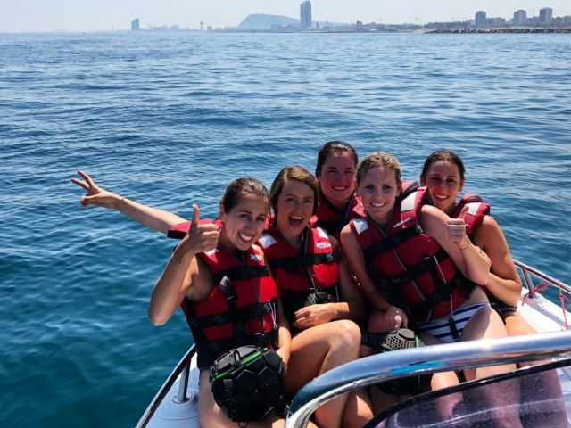 Adentrándose en el mar para subir a la banana boat