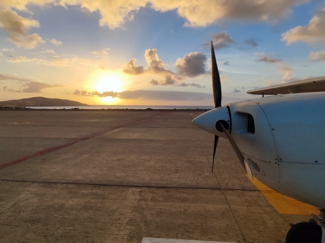  Avion au coucher du soleil 