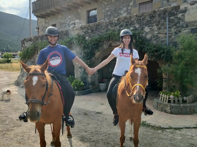  A cavalo e de mãos dadas 