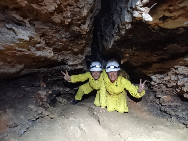  Amici che si divertono nella speleologia 
