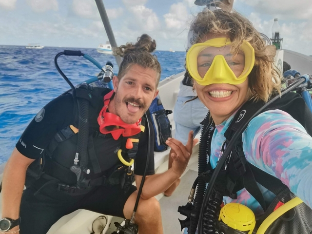  Diving from a boat 