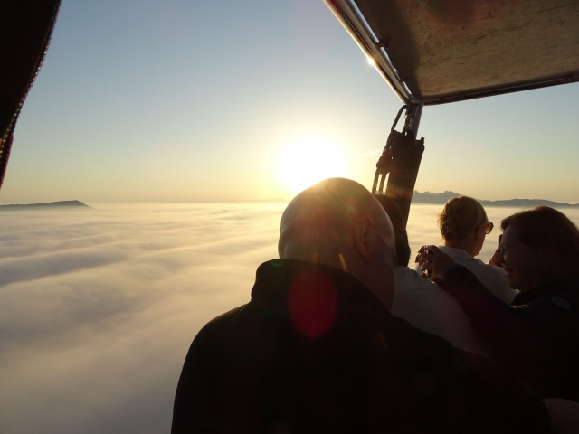En globo sobre las nubes