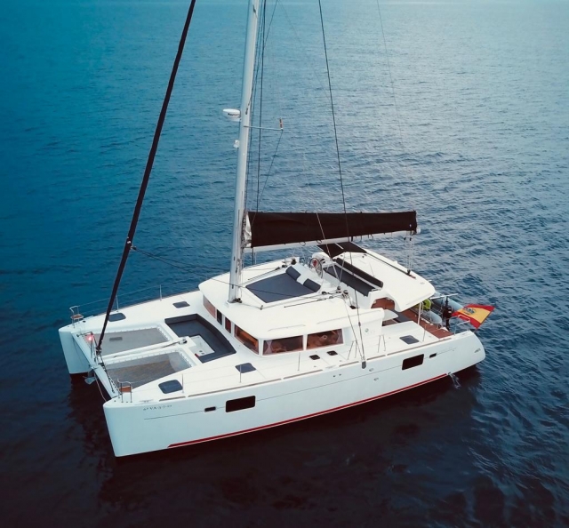 Catamarán surcando el mar