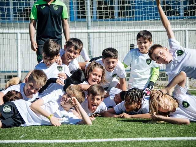  Amici nel campus di calcio 