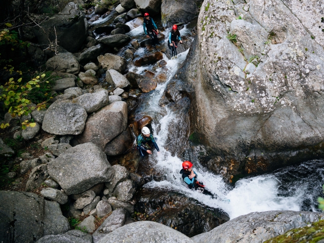  Discendendo dalla diapositiva acquatica 