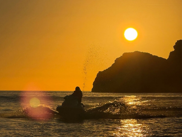  Moto de água ao pôr do sol 