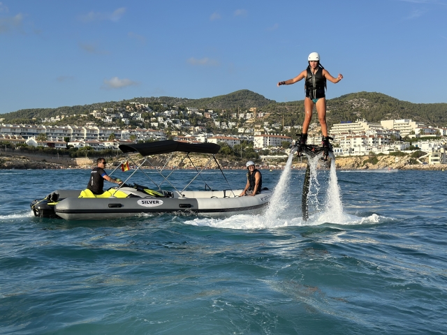 e-19865755-flyboard-junto-a-la-lancha-de-apoyo174427401317442788963515.jpeg