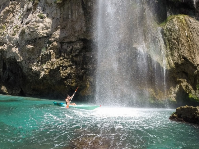 Kayak bajo la cascada