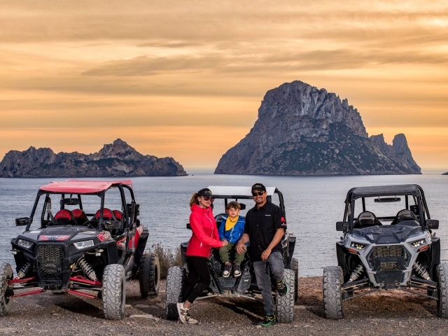 e-19865808-vehiculos-4x4-en-ibiza174221073117422107657605.jpg