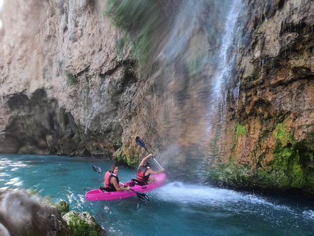 Kayak bajo la cascada