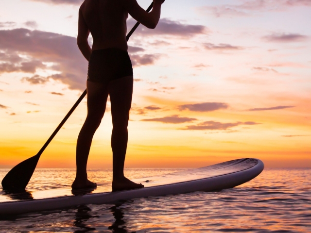 Paddle surf al atardecer