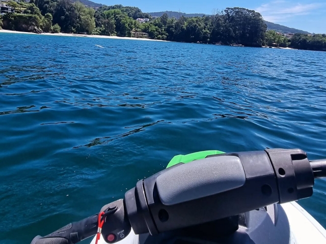  Pilota una moto d'acqua 