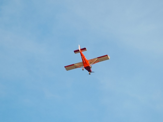 Pilota una avioneta en Tarragona