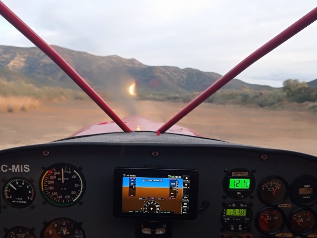 A los mandos de la avioneta