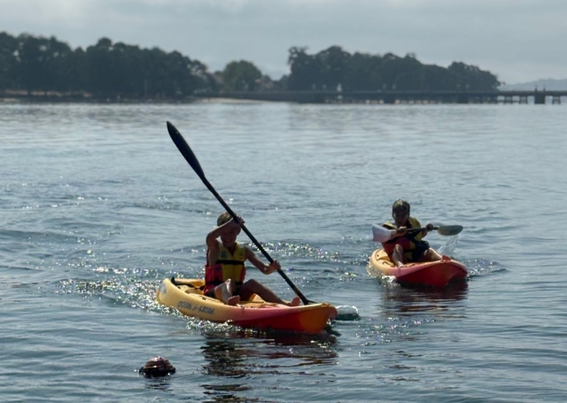  Kayaks während des Fußballcampus