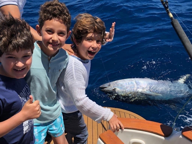  Children enjoying fishing in Valencia 