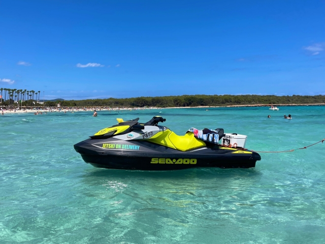  Mieten Sie ein Wassermotorrad 