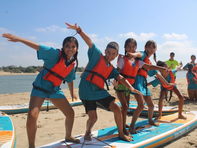  Paddle Surf with friends 