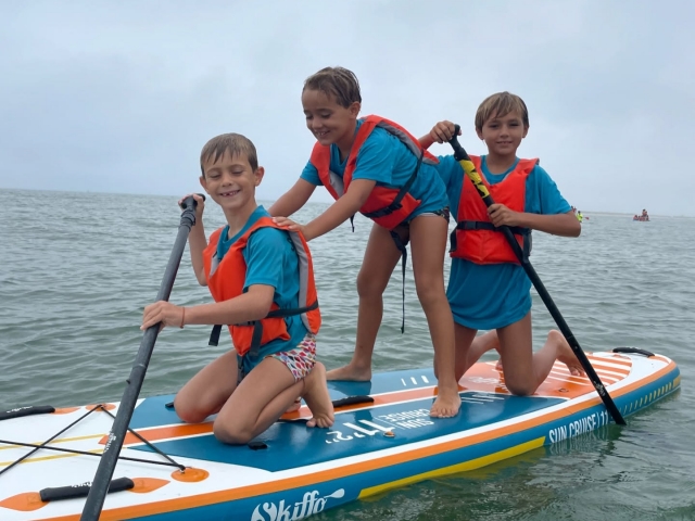  kids making paddle surf 