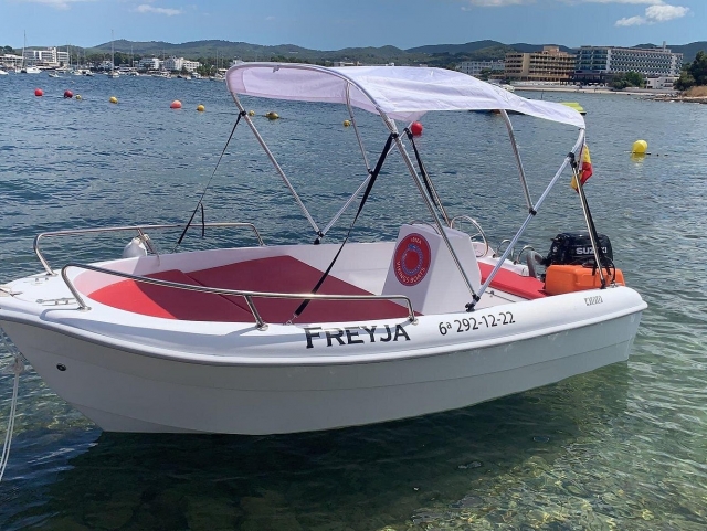  Naviguez par Ibiza par bateau 