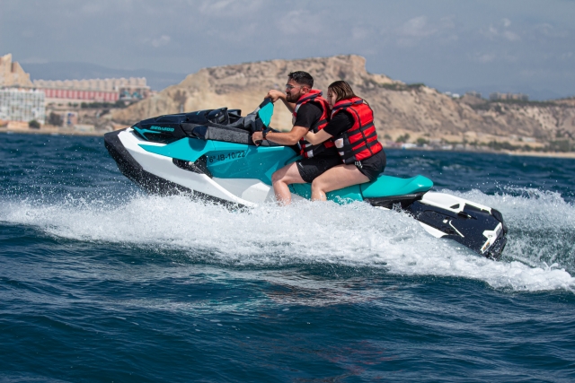Explora la costa almeriense con una moto de agua