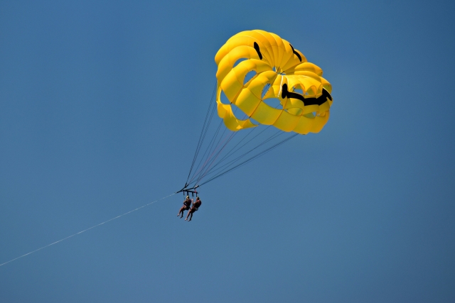 Recorre la costa de Aguadulce haciendo parasailing