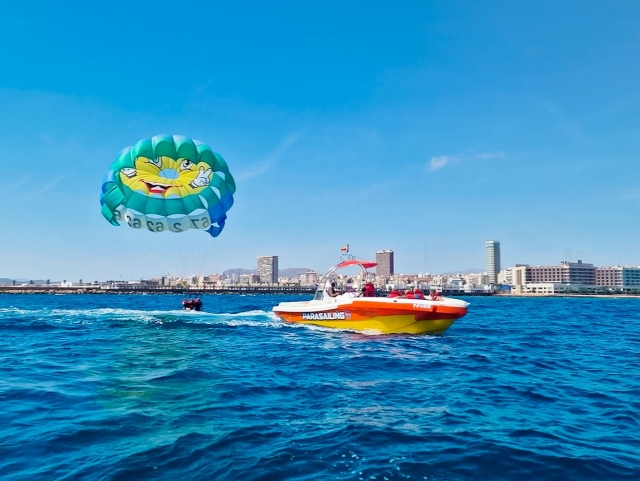 Experiencia de parasailing en la costa de Almería