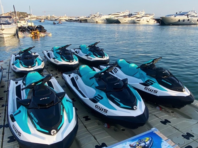  Jet Skis Flot 