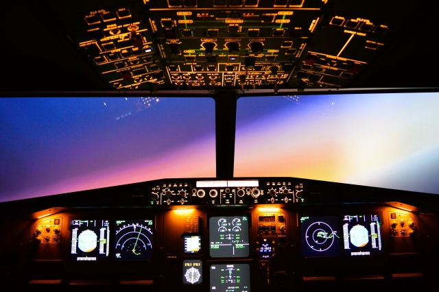 Pilota una avioneta en un simulador
