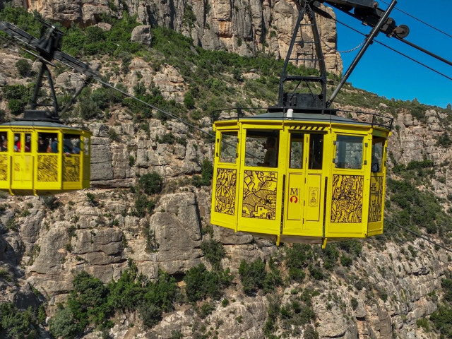 Asciende al monasterio a bordo del teleférico