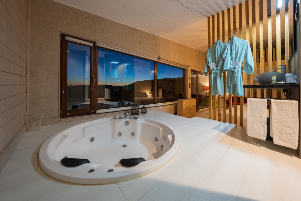 Badezimmer und Whirlpool 