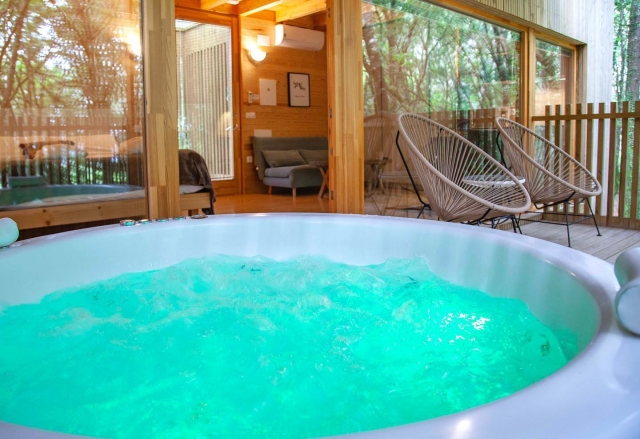  Whirlpool auf der Terrasse der Hütte 