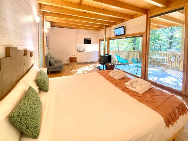  Innenansicht der Hütte und des Bettes 