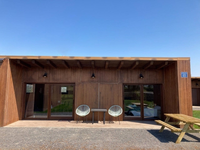  Vorderseite der Hütte 