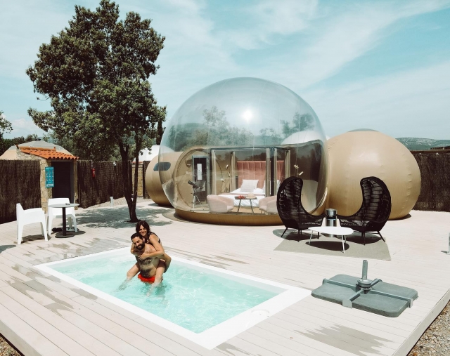 Disfrutando de la alberca en pareja