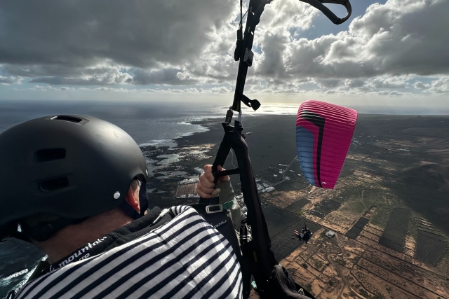  兰萨罗特岛滑翔伞飞行 