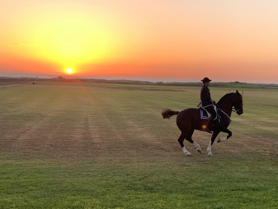 A caballo con el atardecer de fondo