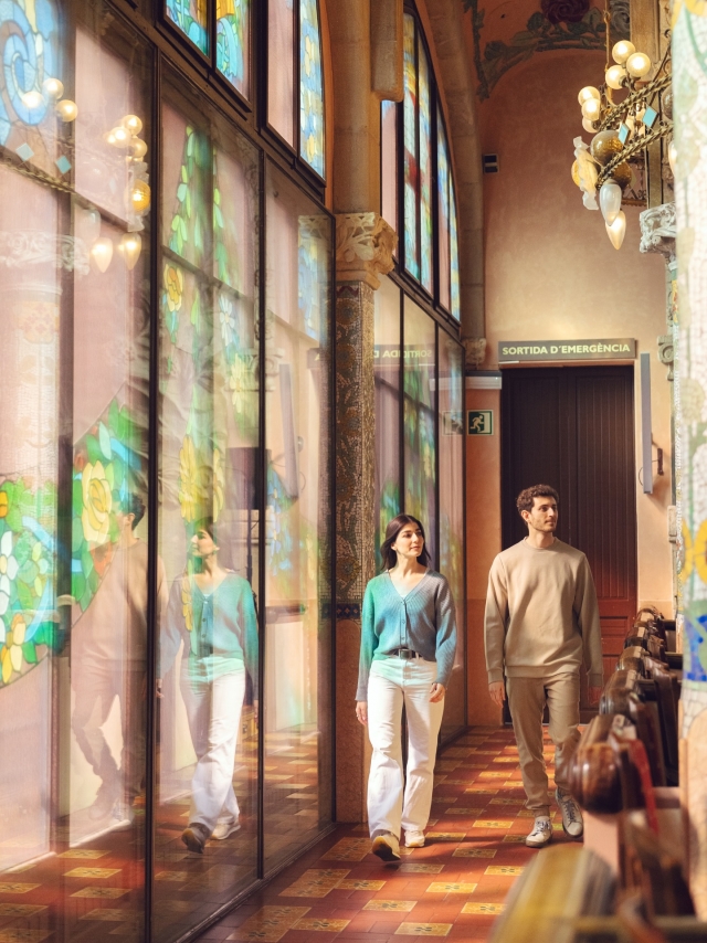  Caminhando pelo Palau de la Musica Catalana 