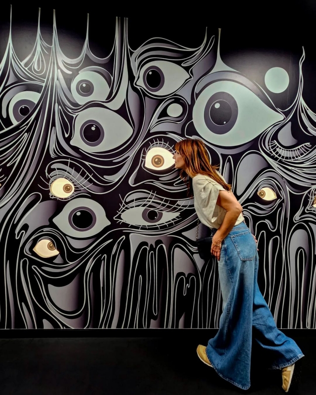 Mural full of moving eyes 