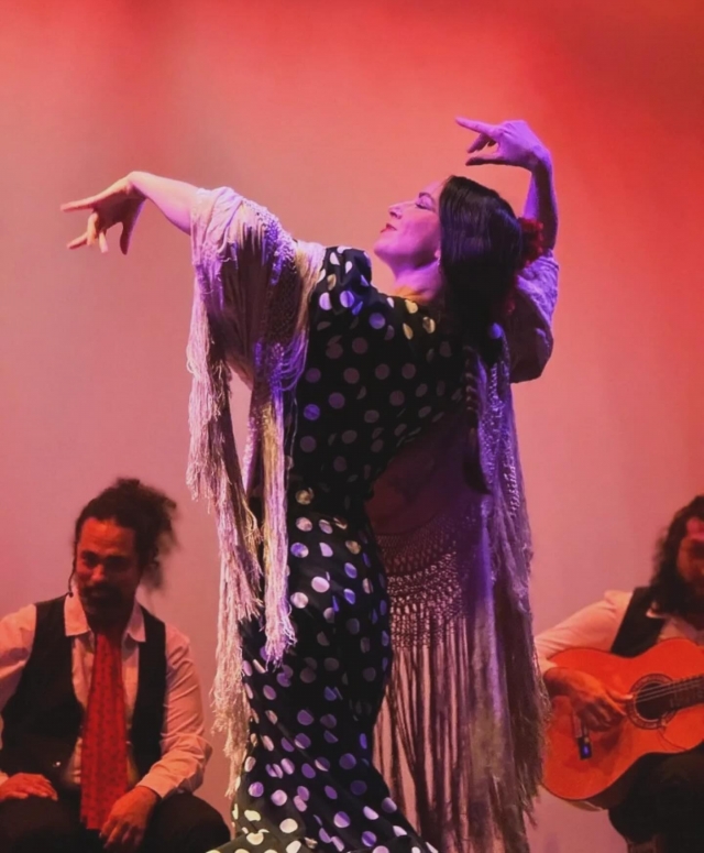  Dancing and feeling flamenco 