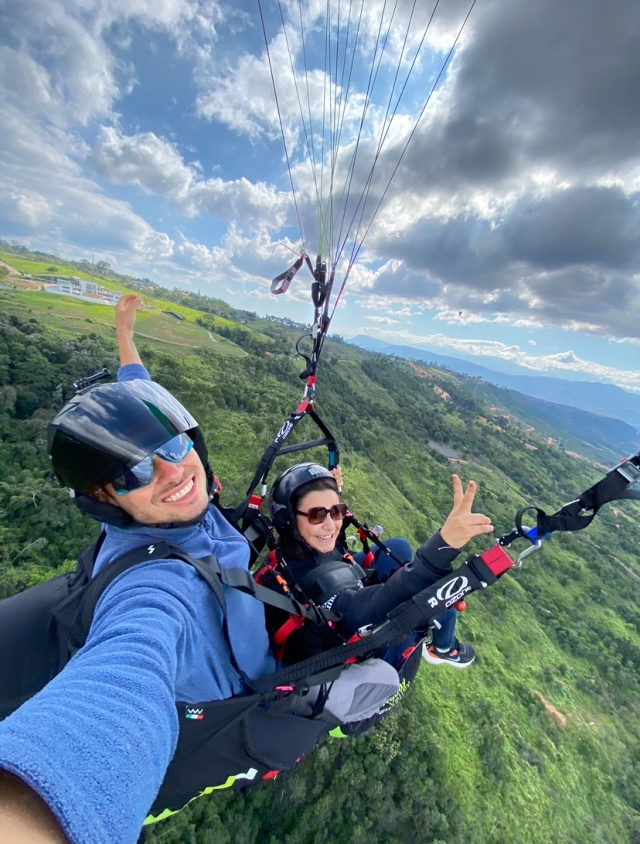  Desfrute de um voo de parapente no Alto de Castelar 
