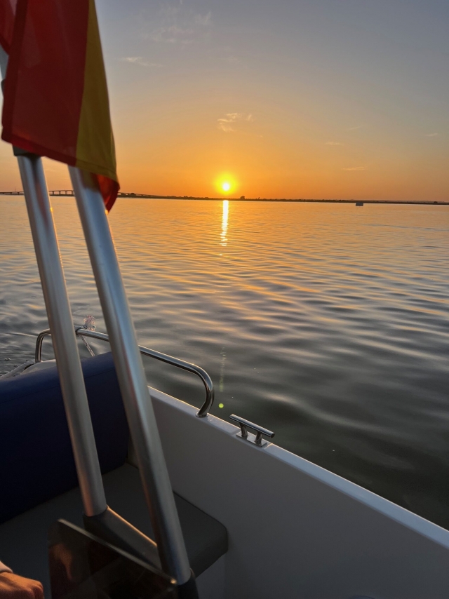  Genießen Sie eine Bootsfahrt bei Sonnenuntergang 